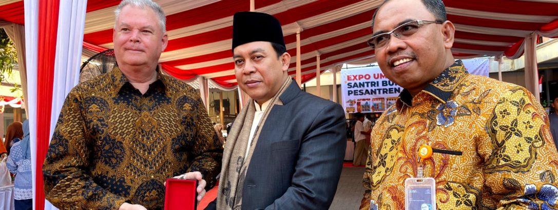 Serahkan Fisik Emas Pospay Gold, Pos Indonesia Dukung Pengembangan UMKM Ponpes Buntet